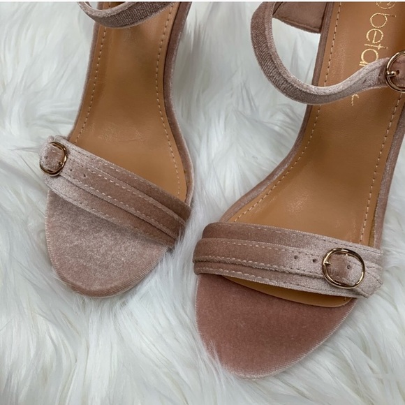 π Pink Velvet Heels - Picture 3 of 4